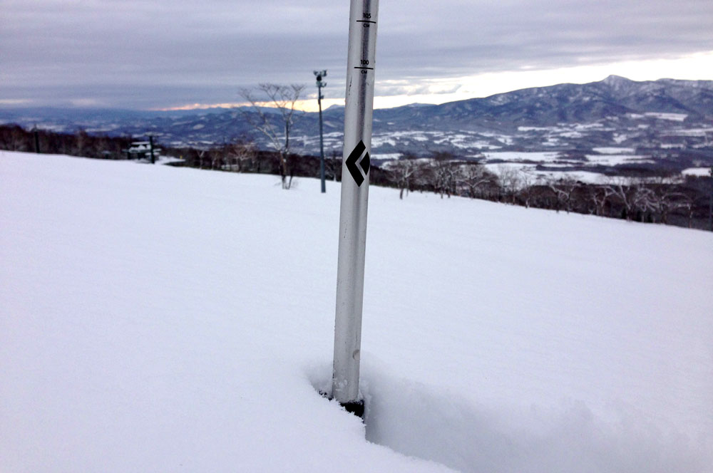 ski pole in messruing the snow