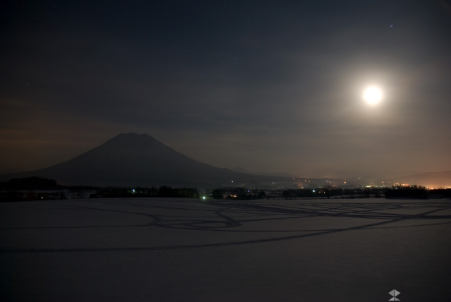 Night snowmobiling